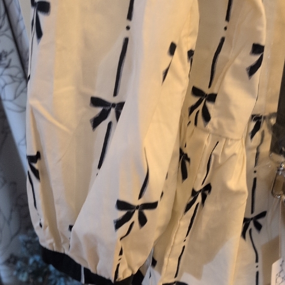 Sage & Fig Bow Print Peplum Blouse in Cream & Black With Crossbody - Picture 4 of 9
